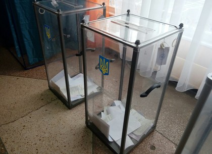 На двух избирательных участках идет замена бюллетеней