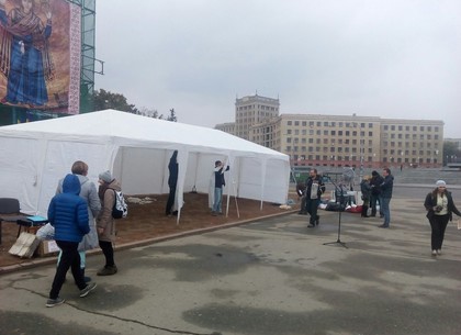 Быстриченко и Ко устанавливают на площади Свободы палатку (ФОТО)