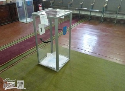 Выборы без избирателей: на одном из харьковских участков комиссия «отдыхает»