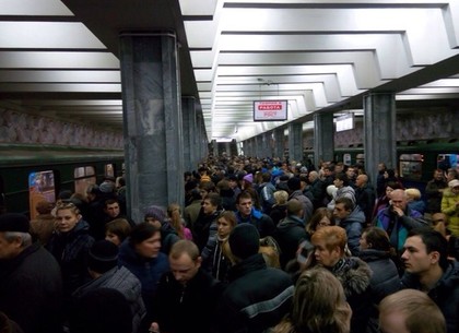 Хотел выйти на ходу: почему на Холодногорской линии метро стояли поезда