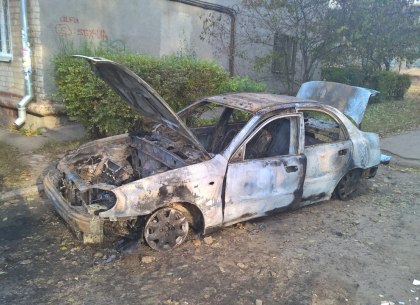 На Новых Домах сгорел автомобиль: водитель еле успел выскочить (ФОТО)