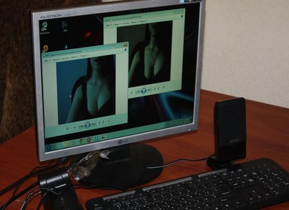 Крупную порностудию разогнали в Харькове: девушки ублажали себя перед вебкамерами (ВИДЕО)