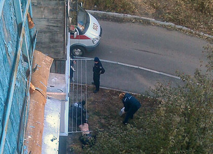 В Харькове женщина выпала из окна пятого этажа - соцсети (ФОТО)