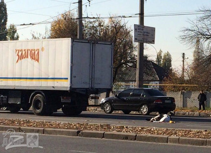 На Героев Сталинграда грузовик насмерть сбил пешехода (Обновлено, ВИДЕО 18+)
