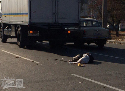Водитель грузовика не заметил пешехода. Подробности трагедии на Героев Сталинграда (ФОТО, ВИДЕО 18+)