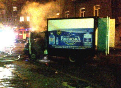 Ночью в центре Харькова горел грузовик (ФОТО)