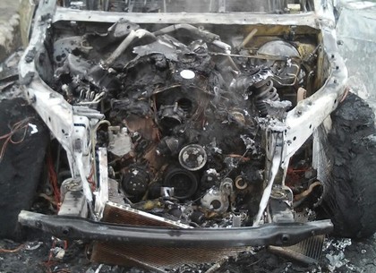 На проспекте Тракторостроителей на ходу загорелся BMW X5 (ФОТО, ВИДЕО)