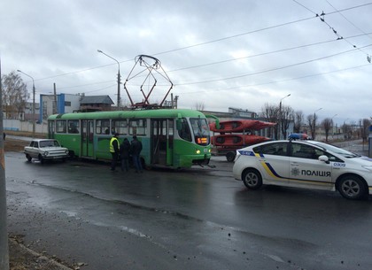 В Харькове «Запорожец» подрезал трамвай (ФОТО)