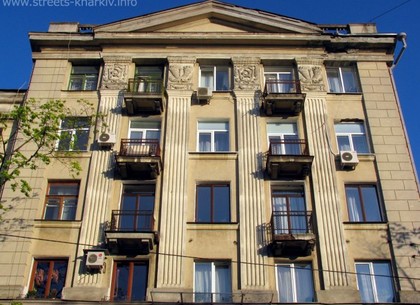 В Харькове с шестидесяти зданий демонтируют советскую символику (СПИСОК)