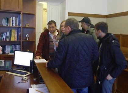 Харьковские активисты, сорвавшие слушания по декоммунизации, прорываются в кабинет вице-мэра (ФОТО)