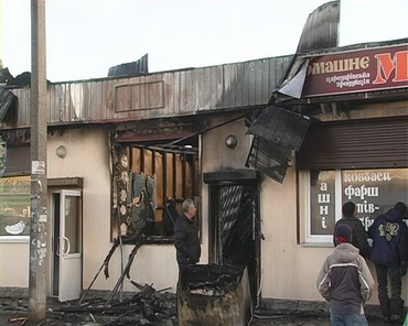 От замыкания в витрине сгорели два магазина, адвокатский офис и салон бытовых услуг