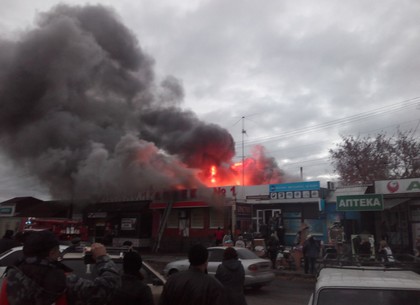 Как тушили пожар на торговой площадке в Люботине (ВИДЕО)