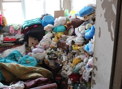 Харьковчанка забила квартиру помоями из мусорных баков: соседи задыхаются от зловония