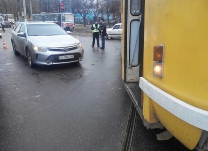 Утреннее ДТП у Владимирской церкви затруднило харьковчанам проезд на работу (ФОТО)