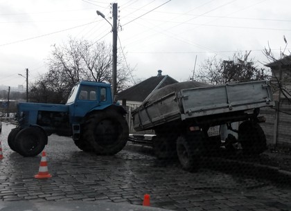 На спуске Жилярди попал в ДТП трактор с осенней листвой (ФОТО)