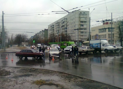 На Салтовке «Дэо» на полной скорости врезался в колонну автомобилей (ВИДЕО)