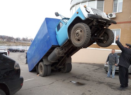 На Клочковской грузовик с кирпичом встал на дыбы (ФОТОФАКТ)