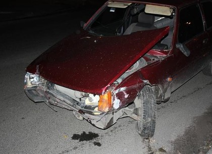 Ночью водитель протаранил многоэтажку на Гагарина и сбежал, бросив машину (ФОТО)