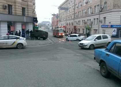 Утреннее ДТП в центре парализовало движение трамваев (ФОТО)