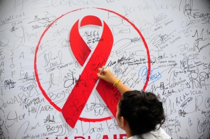 1 декабря мир борется со СПИДом, Украина поздравляет работников прокуратуры