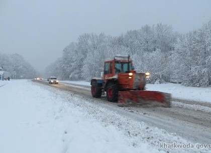 Дороги Харьковской области расчищают от снега 126 единиц техники (ФОТО)