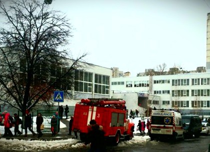 На Холодной горе эвакуировали школу из-за баллончика: три девочки попали в больницу (Обновлено, ФОТО)