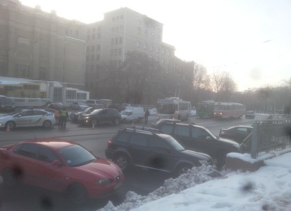 ДТП в центре Харькова заблокировало движение трамваев и троллейбусов