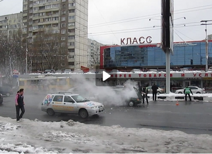 На Алексеевке полицейские тушили загоревшуюся машину снегом (ВИДЕО)