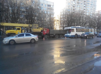 На Салтовке троллейбус наехал на КамАЗ и автокран (ВИДЕО)