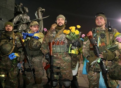 На площади Свободы бойцов спецбатальона «Харьков» проводят в зону АТО