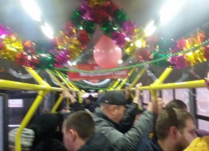 С Салтовки на Одесскую ходит новогодний троллейбус (ФОТО)