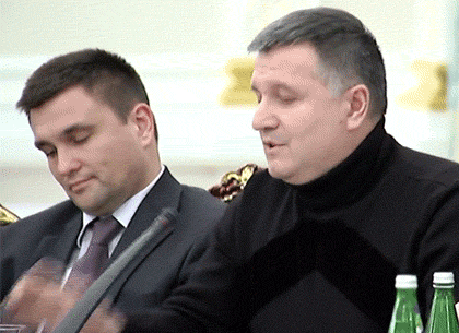 Появилось видео, на котором Аваков матерится на Саакашвили и кидает в него стаканом