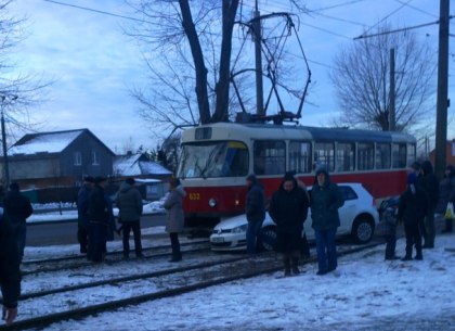Сегодня утром Салтовка стояла в пробках и не ходили трамваи (ФОТО)