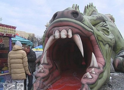 Что спрятали внутри огромного динозавра на площади Свободы (ФОТО)