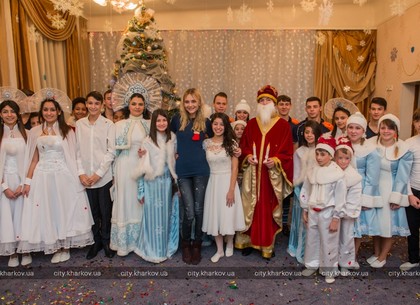 Супермодель Снежана Онопко поздравила харьковских школьников с наступающими праздниками (ФОТО)