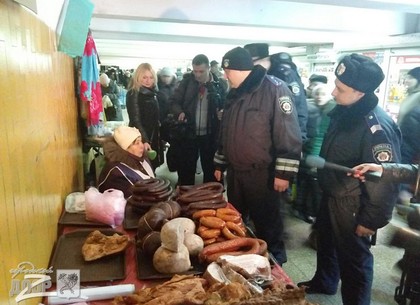 В харьковской подземке отлавливали незаконных торговцев и попрошаек (ФОТО)