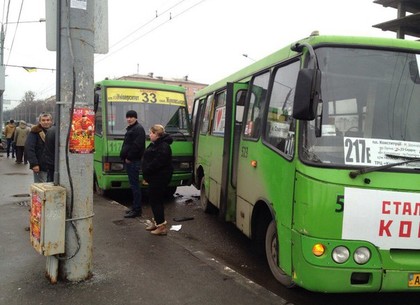 На Ботаническом саду два автобуса не поделили остановку (ФОТО)