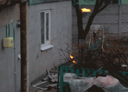В Краснокутске активисты «Азова» бросили в дома руководства полиции коктейли Молотова (ВИДЕО)