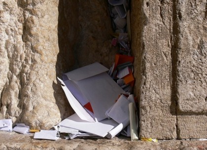 Новогодние письма харьковских детдомовцев вложили в Стену Плача в Иерусалиме (ВИДЕО)
