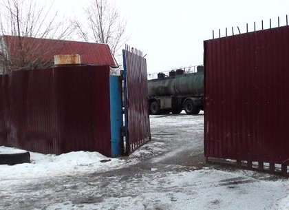Нелегальный мини-завод по изготовлению бензина снабжал продукцией заправки Харьковщины (ФОТО)