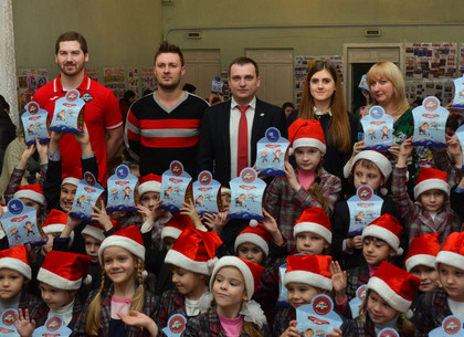 Украинские хоккеисты провели специальную акцию для детей из Донецкой области