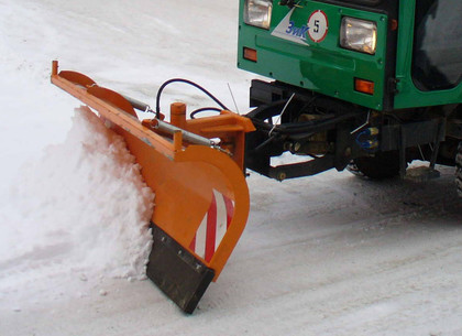 Харьковские дорожники устраняют последствия снегопада