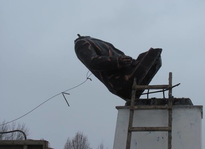 Новогодний ленинопад: в Купянске снесли очередной памятник Ильичу (ФОТО)