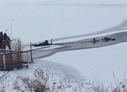 На Журавлевке под лед провалились три человека (ВИДЕО, ФОТО)