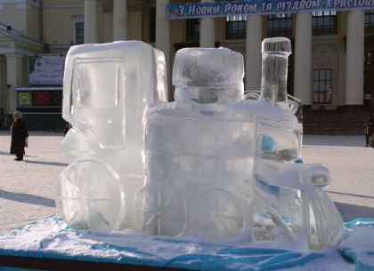 На Привокзальной площади появился ледяной символ «Укрзалізниці» (ФОТО)