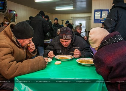 Харьковские бездомные получают горячее питание (ФОТО)