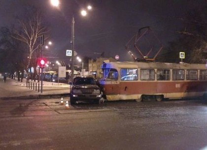 В Харькове 20-летний мажор на «Лексусе» протаранил трамвай
