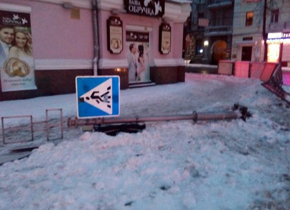 В центре Харькова водитель «Туксона» протаранил светофор и сбежал с места ДТП