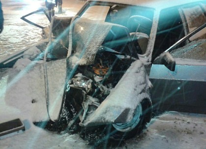 В Харькове «девятка» врезалась в снегоуборочную машину. Есть жертвы