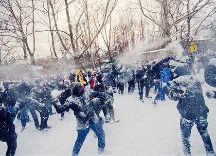 Вечером на Салтовке - массовая игра в снежки